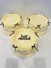 Load image into Gallery viewer, Vintage Buttercream Cake - ANY COLOUR!